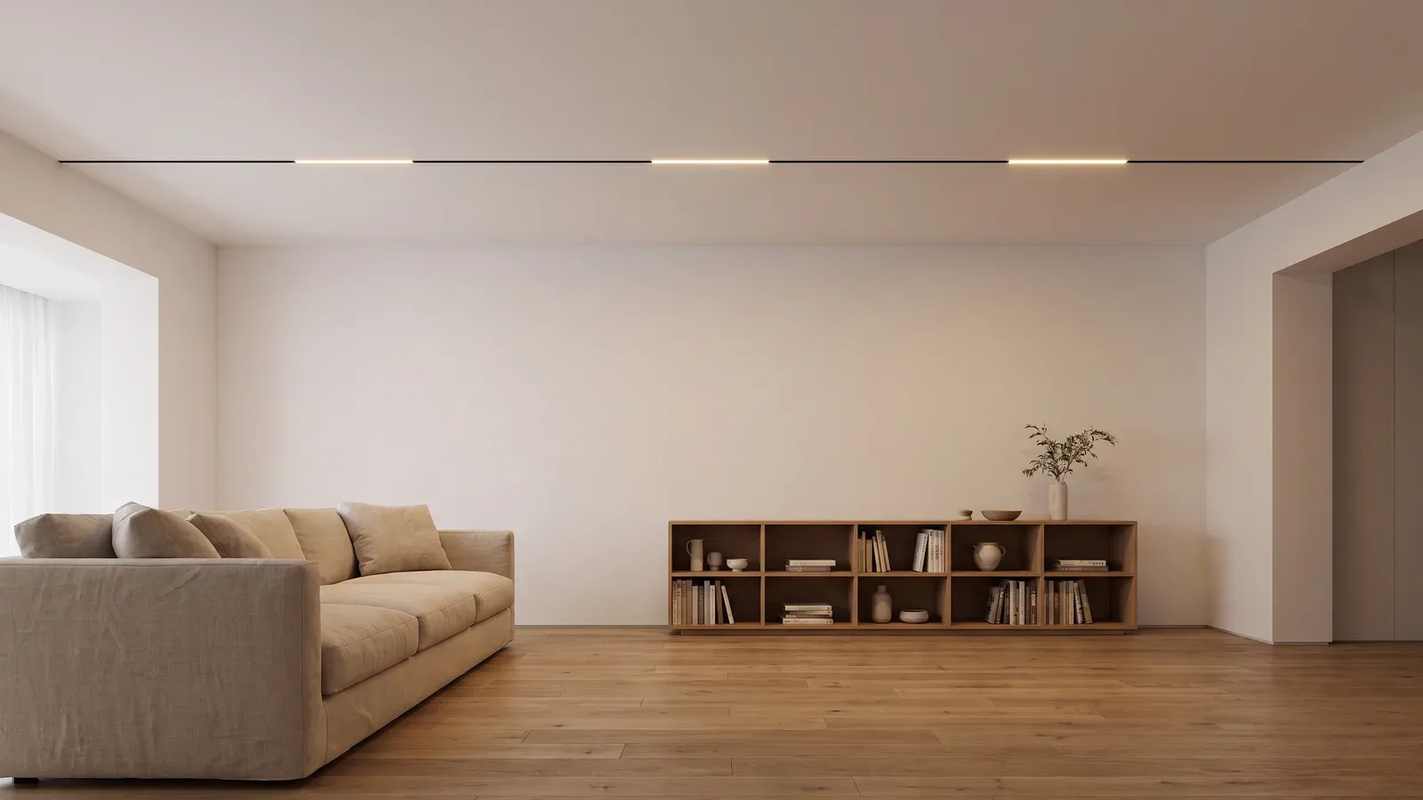 Salón visto de frente con sofá claro, librería baja de madera y suelo de roble; en el techo, un trazo negro muy fino con tres tramos iluminados.